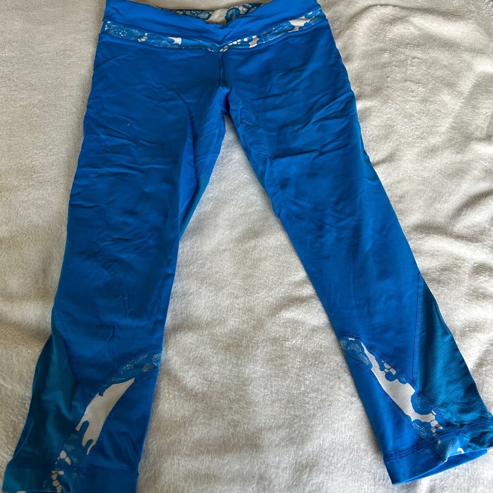 Lululemon capri pants in bright blue/hawaiin pattern